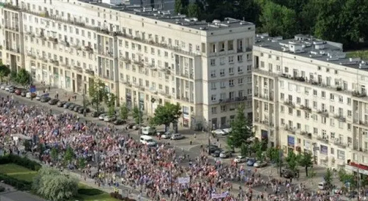 Expresidentes lideran protestas contra gobierno de Polonia