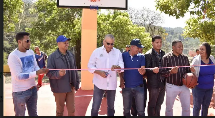 Senador llama a estudiantes a honrar compromisos con la Patria y sus familias