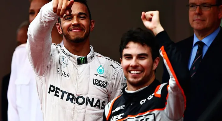 El piloto mexicano Sergio "Checo" Pérez se sube al pódium del Gran Premio de Mónaco