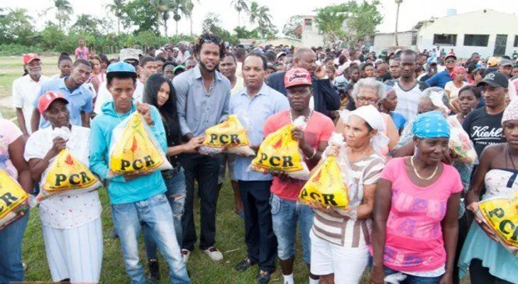 Zorrilla Ozuna entrega fundas navideñas