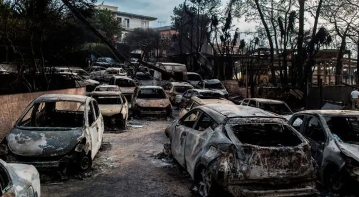 Declaran "emergencia nacional" en Grecia por feroces incendios forestales que han dejado 60 muertos: "Hallamos 26 cuerpos, alguno abrazados entre sí