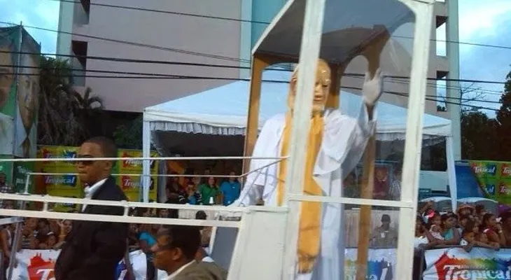 Comparsa simula personajes del Vaticano en cierre Carnaval DN 2014 