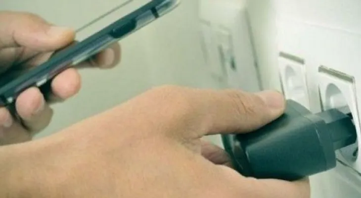 Joven muere electrocutado al conectar su propio celular