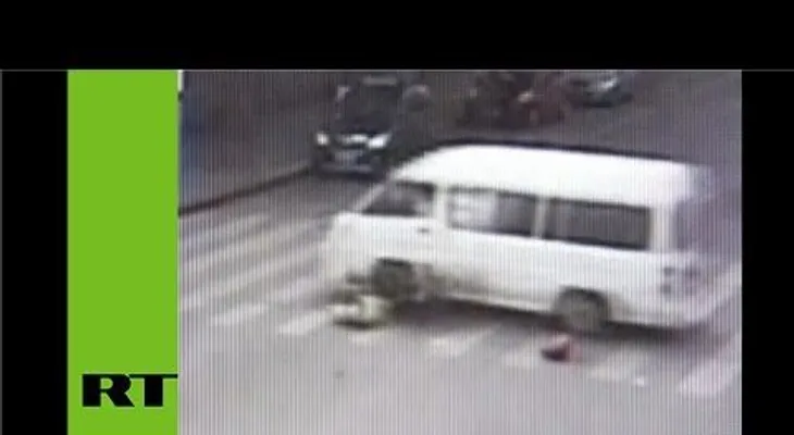 Una furgoneta provoca un accidente y todos salen vivos  (VIDEO)