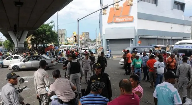 Violento enfrentamiento entre buhoneros de la Duarte y agentes de la PN 