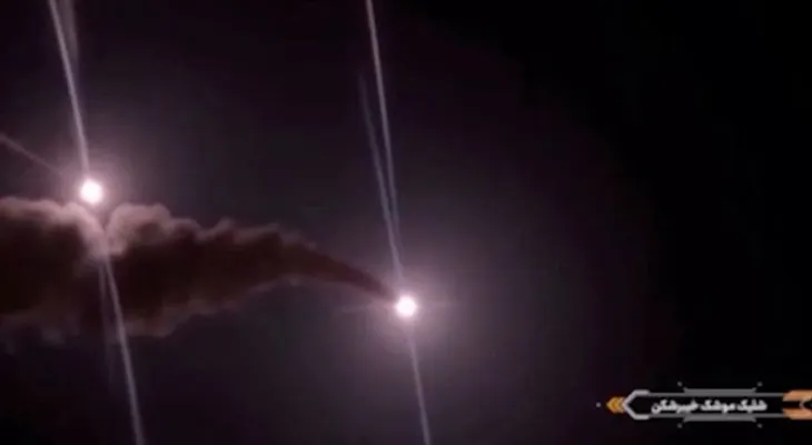 Irán lanza ofensiva con misiles y drones contra objetivos estadounidenses en Medio Oriente tras nuevos bombardeos