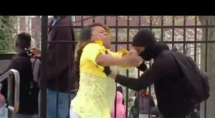 Madre saca a su hijo a golpes de protestas en Baltimore (Video viral)