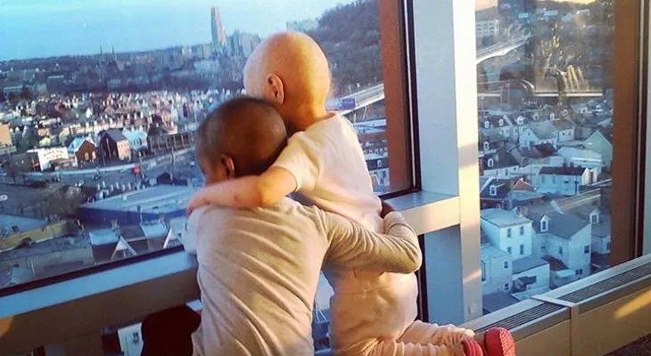 El mundo conmovido por fraterno abrazo entre dos niñas enfermas de cáncer
