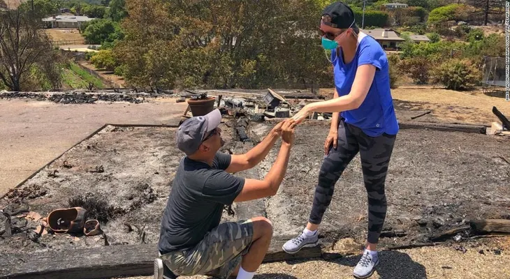 Ella encontró su anillo entre las cenizas de su hogar y él le propuso matrimonio nuevamente