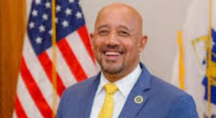 Corte de Boston libera al alcalde de Lawrence, Brian De Peña, tras arresto por fraude