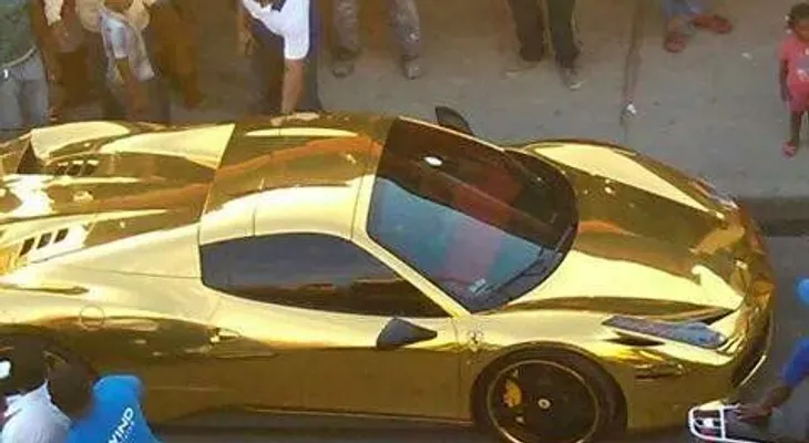 Robinson Canó se pasea en su Ferrari de oro (Video)