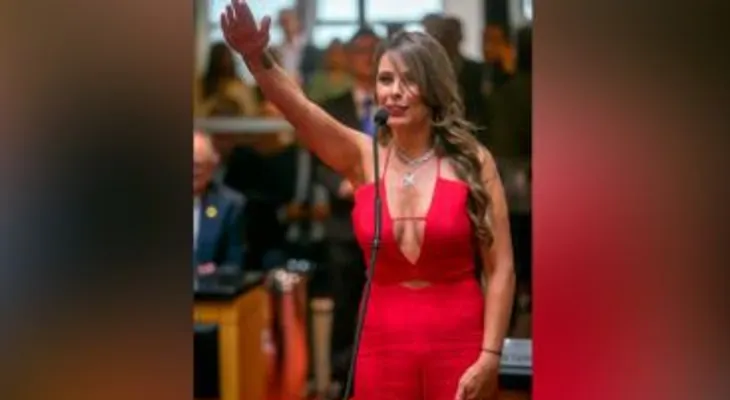 La diputada Ana Paula, que armó un escándalo con su escote, exige castigar a quienes las criticaron