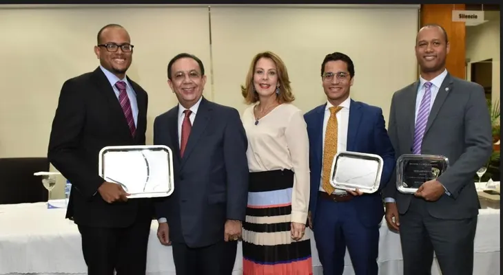 BC de la RD entrega premios a ganadores concurso de economía versión 2016