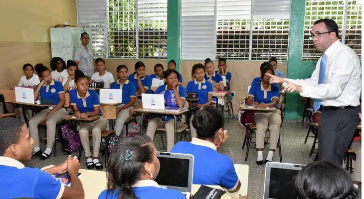 Ministro Andrés Navarro lleva República Digital a escuelas barrio Los Guandules