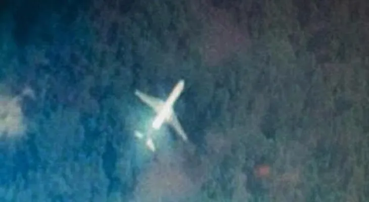Difunden imagen de un avión sobrevolando la selva de Malasia que podría ser el MH370 