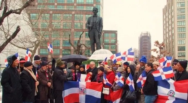 Dominicanos depositan ofrendas florales ante la estatua de Duarte en NY