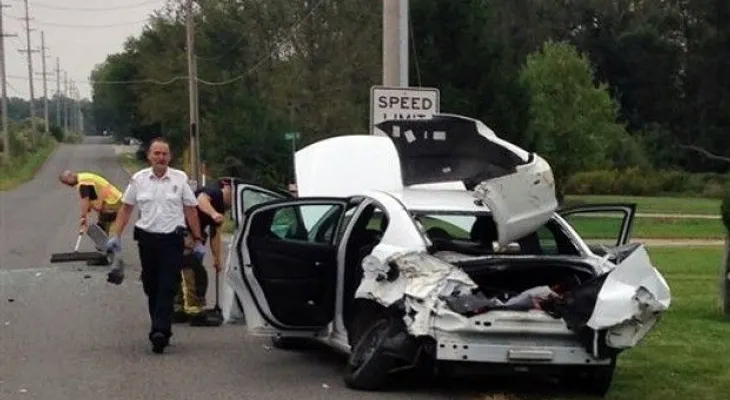 Mujer salta de su auto al ver una araña y provoca accidente de su hijo