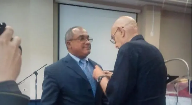Unión de Periodistas de Cuba entrega la Orden Félix Elmuza al presidente del CDP