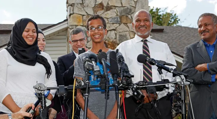 Joven musulmán arrestado en Texas por crear reloj será transferido a otra escuela