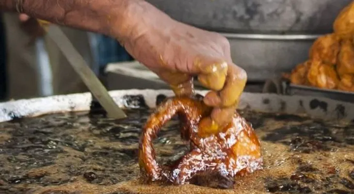 Video: hombre fríe pescado con las manos