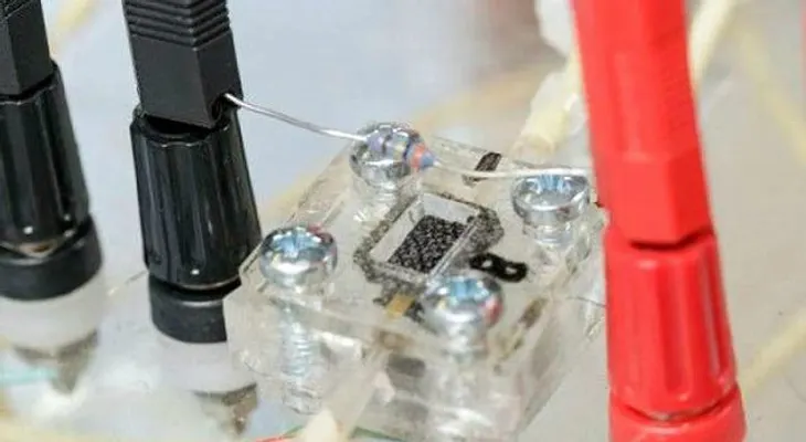 Una mini-bateria que transforma la orina en electricidad