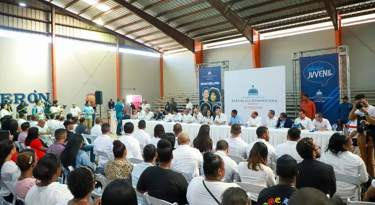 Presidente Abinader almuerza con jóvenes de la circunscripción 3 del DN; garantiza buscar soluciones a problemas planteados