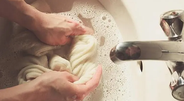 Cómo blanquear la ropa y eliminar manchas tirando aspirina a tu lavadora