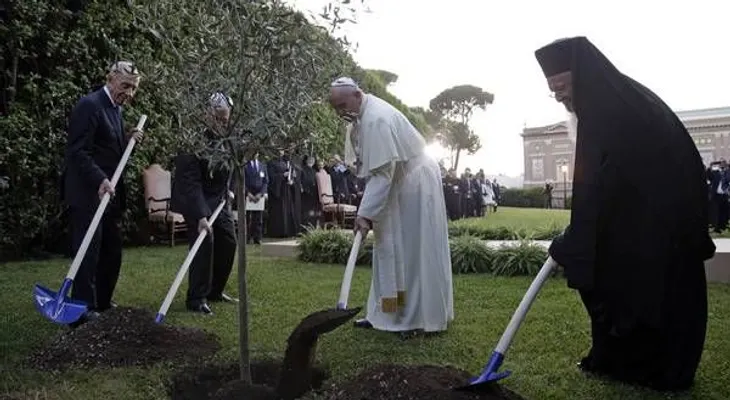 "Sólo se puede comprender la profundidad del mundo con la inteligencia de Dios'', expone el Papa Francisco