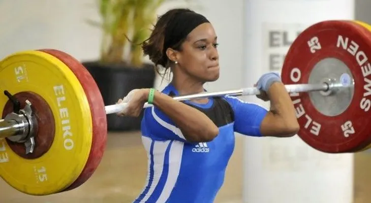 Dominicana Yuderkis Contreras obtiene plata en arranque pesas y se lesiona
