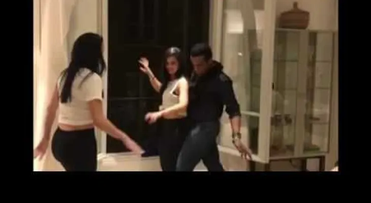 Hija de Leonel bailando bellydance 