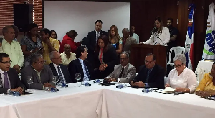 Gobierno firma acuerdo con gremios de la salud