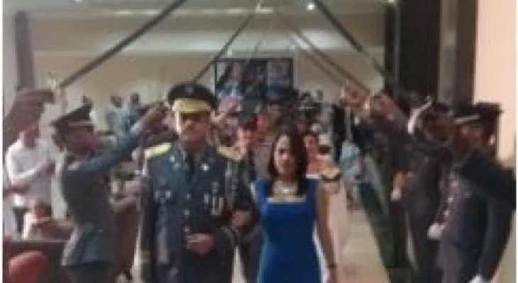 Policía celebra boda colectiva de agentes en Santiago
