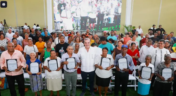 Presidente Abinader entrega 450 títulos de propiedad en Las Clavellinas de Azua