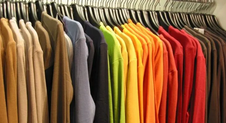 Cómo planchar su ropa sin una plancha