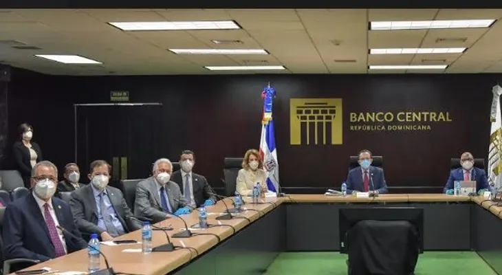 Gobernador del BC evalúa con presidentes de instituciones bancarias condiciones monetarias y cambiarias del país