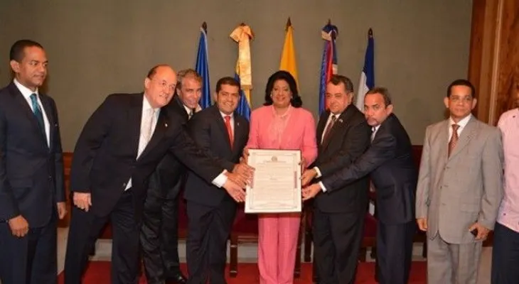 Cristina Lizardo entrega reconocimiento al ALBA-TCP