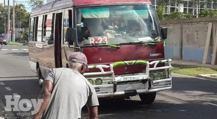 Asaltan 20 pasajeros que iban en un minibús