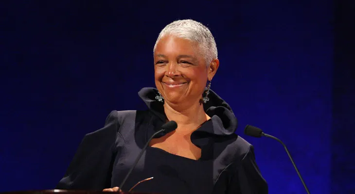 Camille Cosby logra posponer declaración en caso de difamación