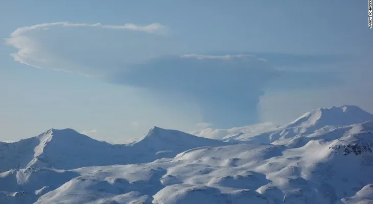 Emiten la máxima alerta de aviación tras la erupción de un volcán en Alaska