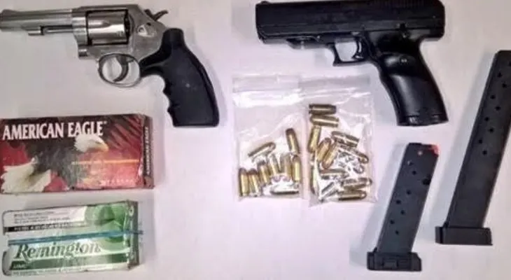 Policía de Brooklyn incauta armas de fuego durante un allanamiento a una vivienda