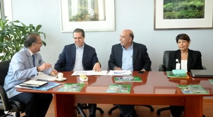 Gobierno y el sector turístico unifican intensificación de acciones para contrarrestar algas