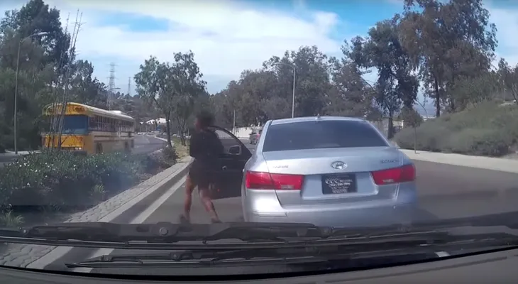 Mujer se baja de un auto en movimiento y causa choque