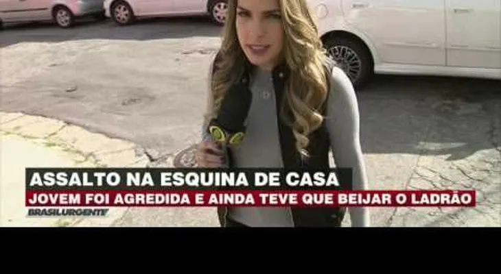 Asaltan a una joven en Brasil y antes de huir uno de ellos le exige darle un beso