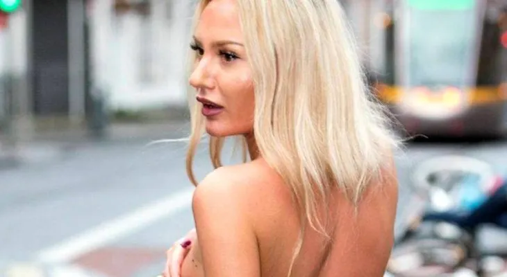 ¿Qué ves: la foto de un topless contra el cáncer o el accidente en el fondo?