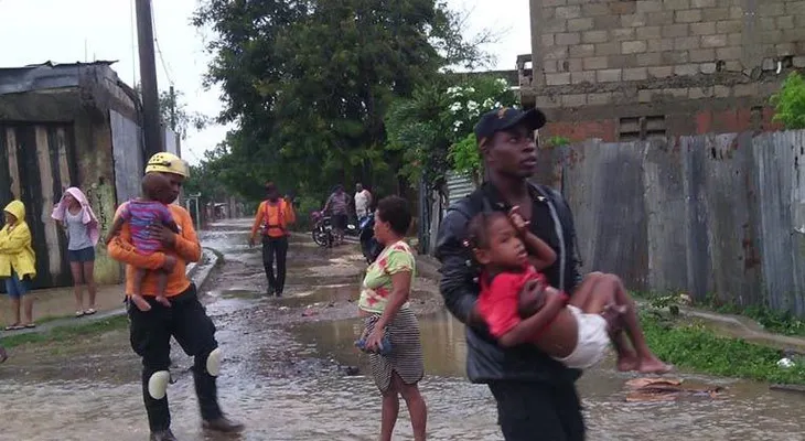 Voluntarios de la Defensa Civil trabajan para evitar pérdidas de vidas ante disturbio tropical