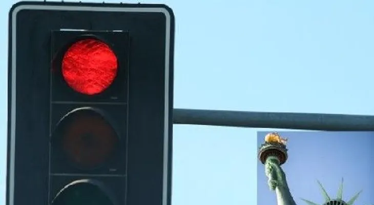 Cancelarán matrícula vehículos en NY tengan cinco violaciones luz roja de cámara