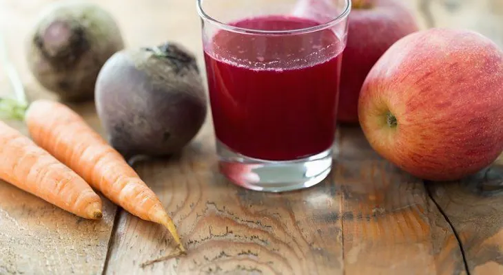 Jugo curativo de betabel, zanahoria y manzana