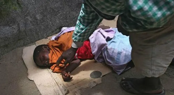 Un niño con ébola tirado en una calle en Liberia conmocionan al mundo  