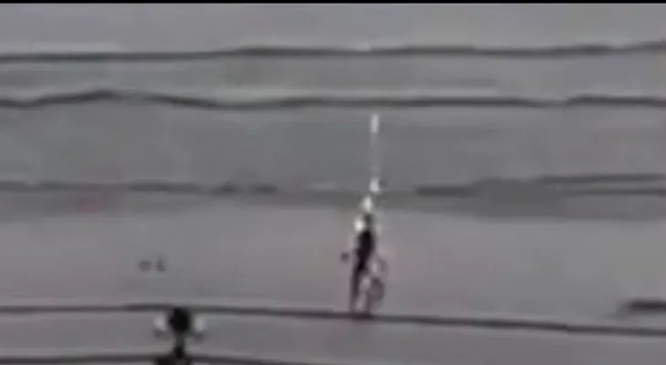 Momento exacto en el que una joven es golpeada por un rayo en una playa en Brasil