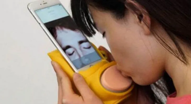 Este dispositivo te permitirá BESAR a tu pareja a distancia como si fuera real...SORPRENDENTE!!!